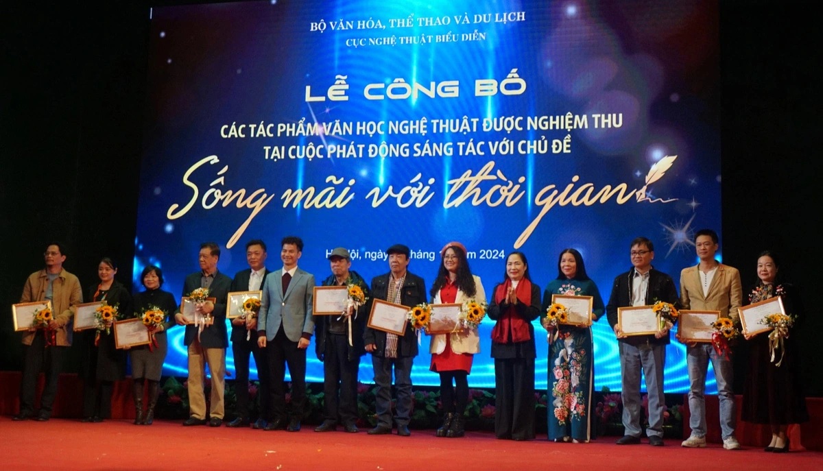 Các tác giả nhận chứng nhận tác phẩm sống mãi với thời gian